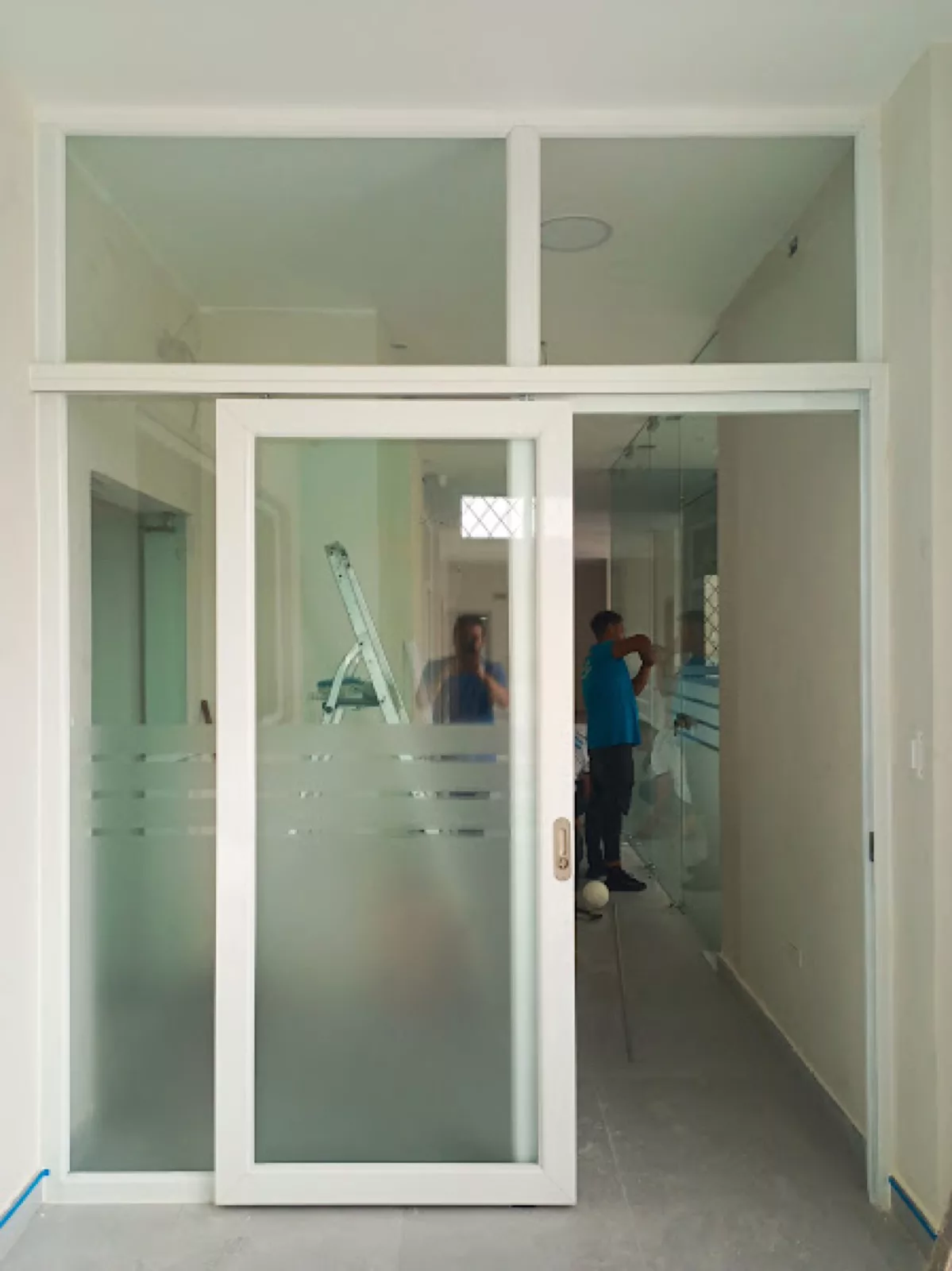Puerta Abatible Aluminio - NOVAvidrio Guayaquil