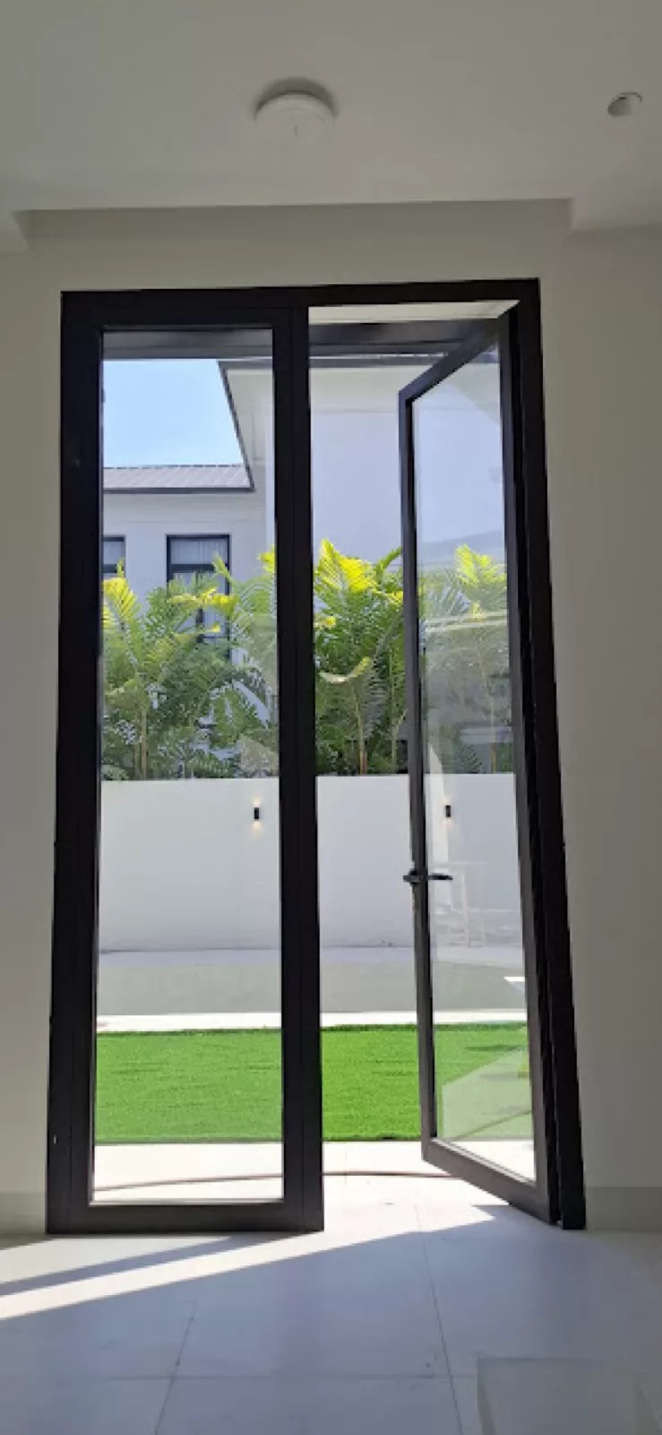 Puerta Abatible Euro - NOVAvidrio Guayaquil