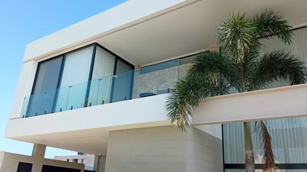 Balcón Moderno con Vidrio Templado - Balcones y Pasamanos en Aurora