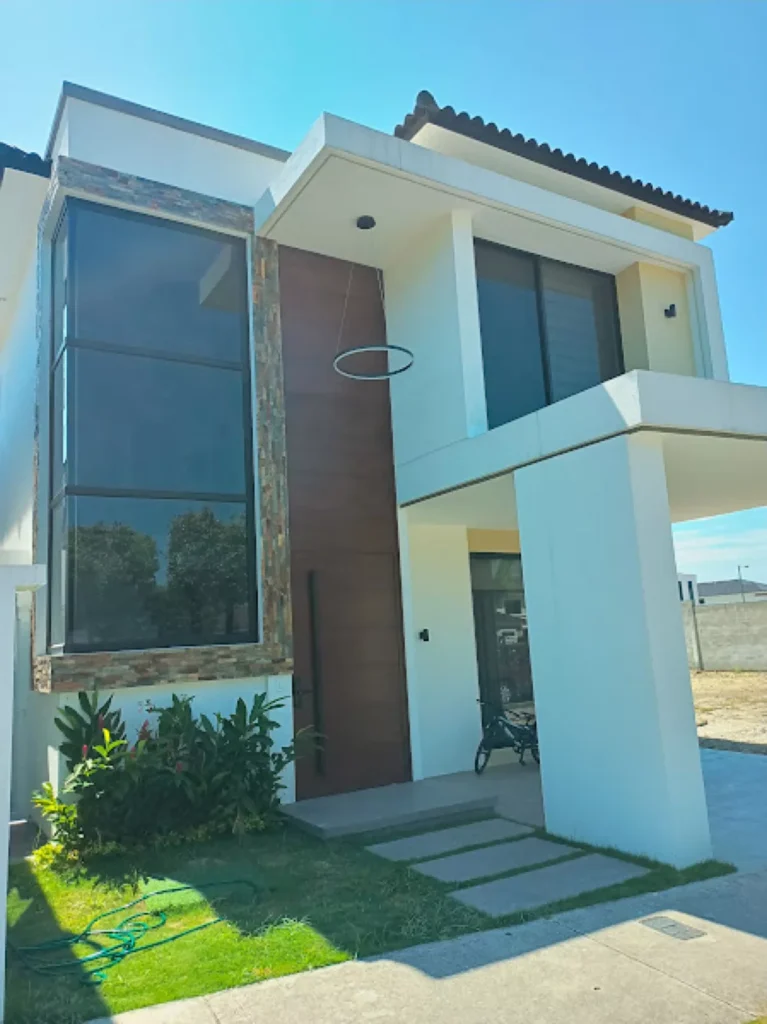 Residencia con Fachada Moderna - Ventanería Casa Completa