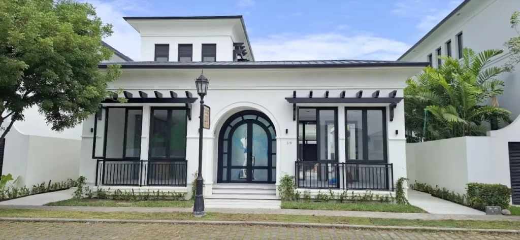 Casa con Fachada Moderna - Ventanería Casa Completa