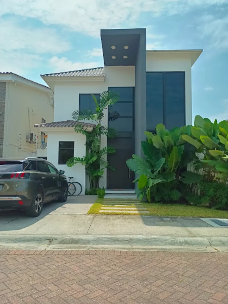 Casa con Fachada Panorámica - Ventanería Casa Completa