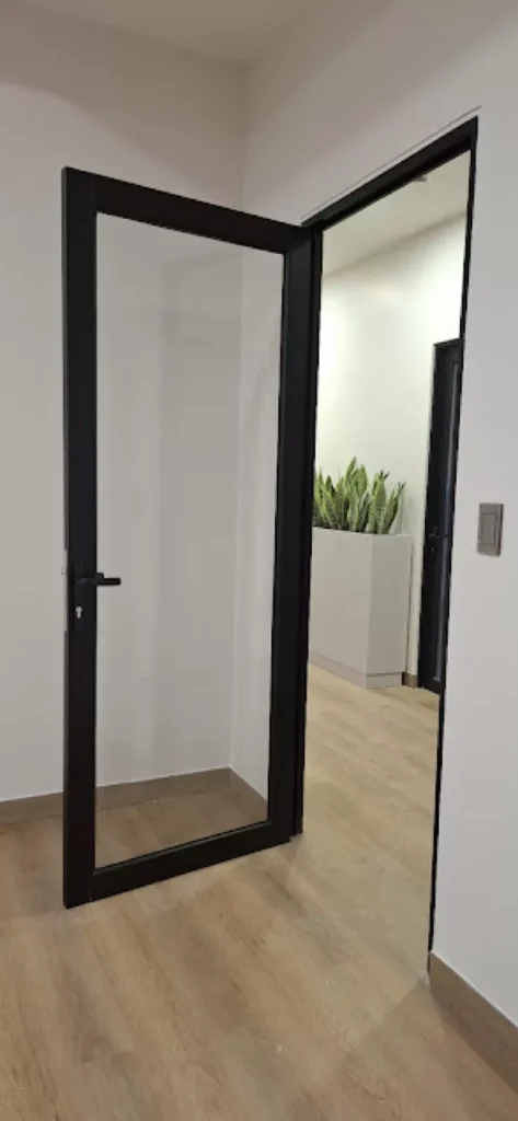 Puerta Abatible de Vidrio Templado - Puertas en Vía la Costa