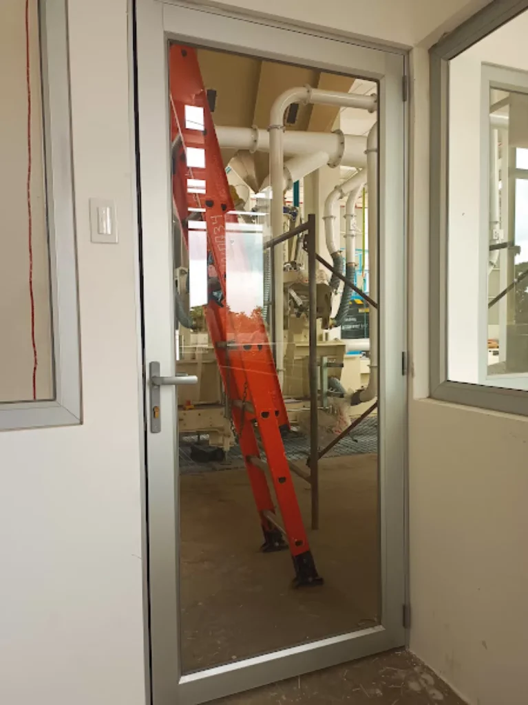 Puerta Abatible con Pivot - Puertas en Samborondón