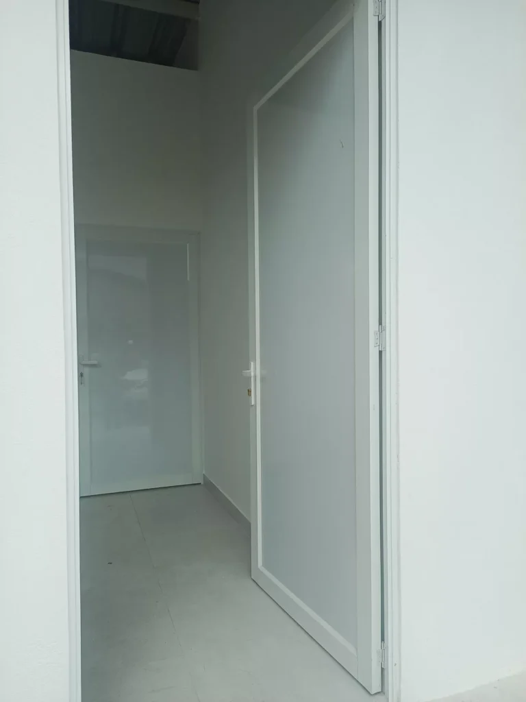 Puerta Abatible Moderna - Puertas en Guayaquil