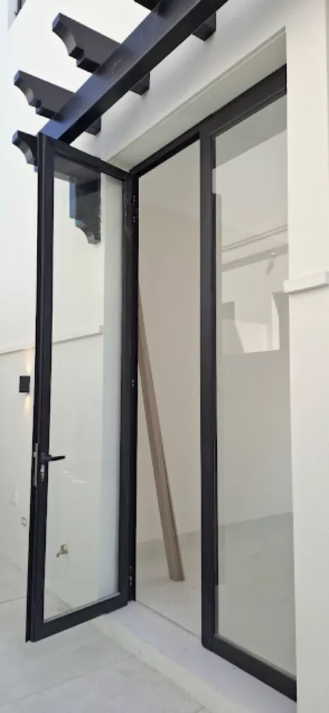 Puerta Abatible de Acceso - Ventanería