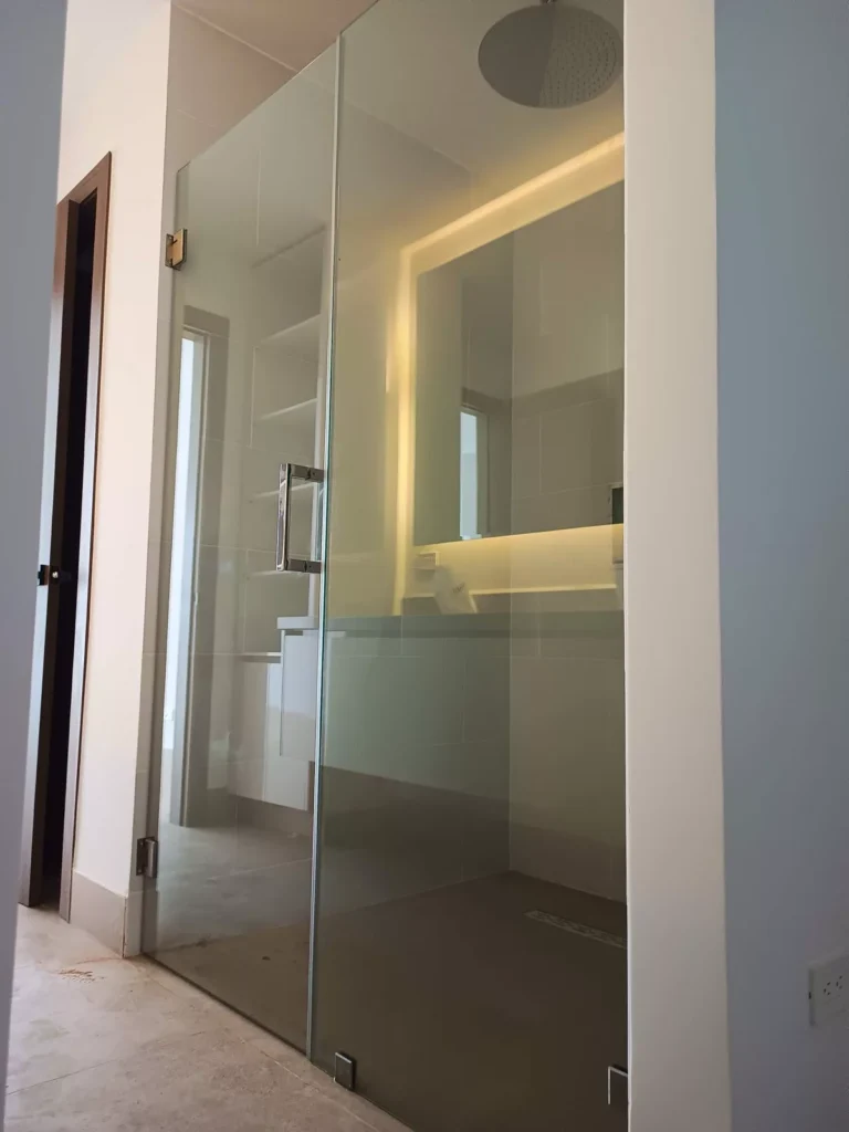 Mampara Abatible con Pivot - Mamparas de Ducha en Samborondón