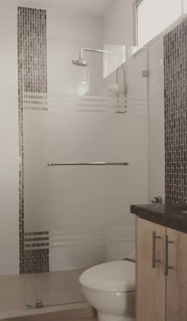 Mampara Premium con Herrajes Negros - Mamparas de Ducha en Vía la Costa