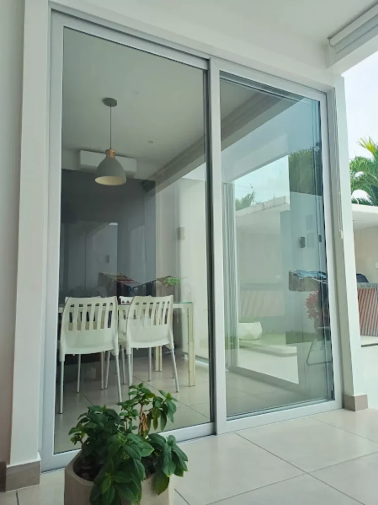 Puerta Corrediza Amplia - Ventanería