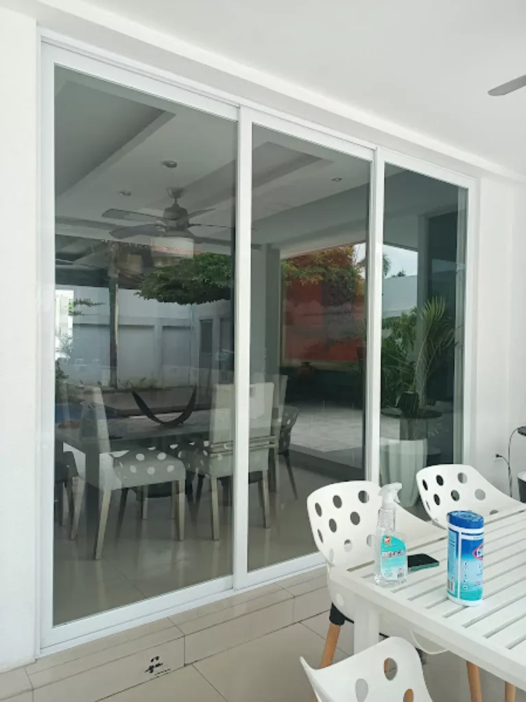 Puerta Corrediza Moderna - Ventanería