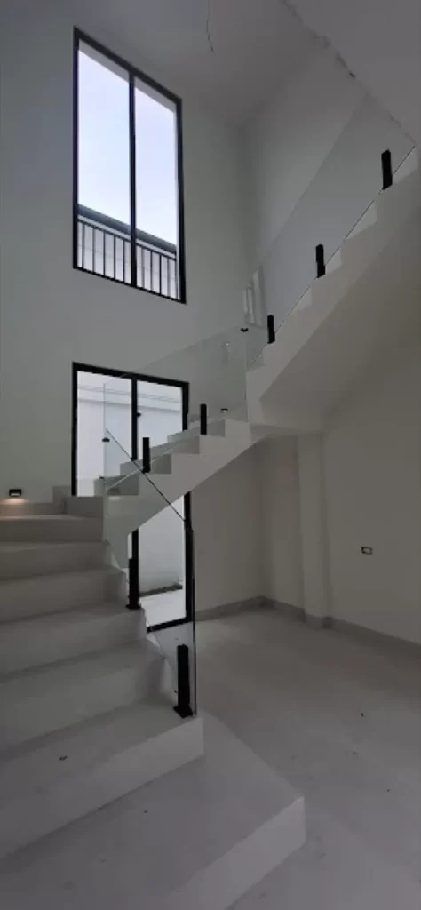 Pasamanos Comercial Moderno - Balcones y Pasamanos en Aurora