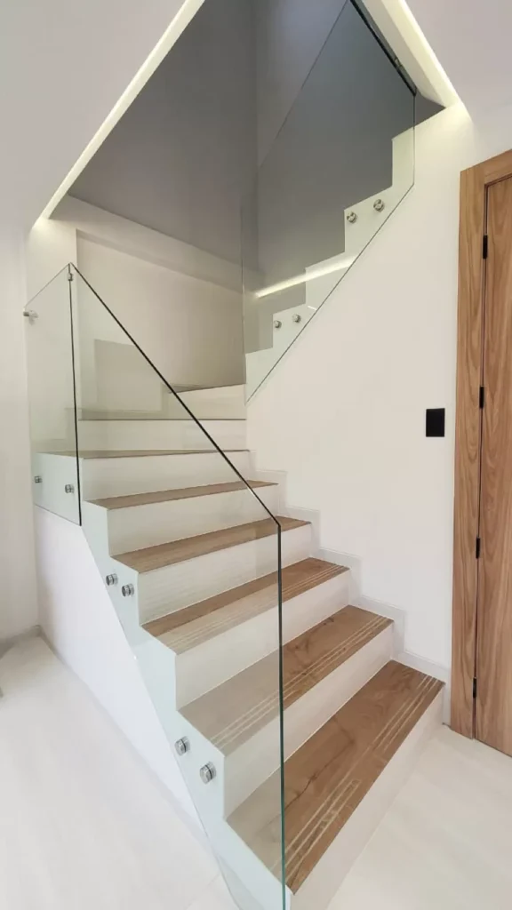 Pasamanos con Vidrio Templado - Balcones y Pasamanos en Samborondón